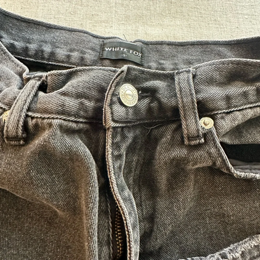 White Fox Women’s Classic Straight-Leg Jeans in Distressed Black Size Small chic - Picture 3 of 8